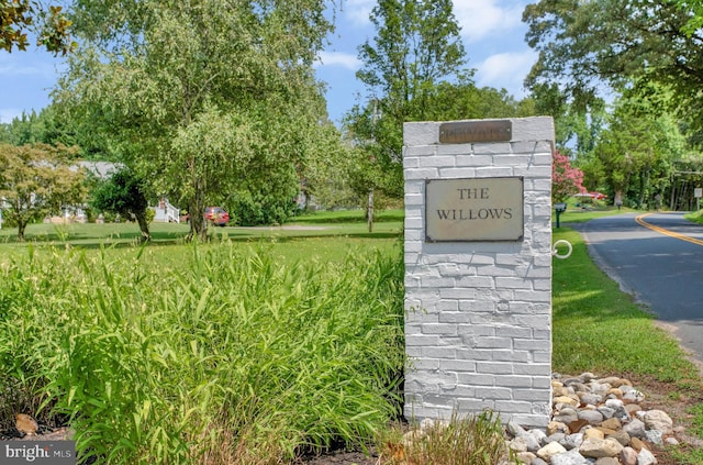 view of community / neighborhood sign