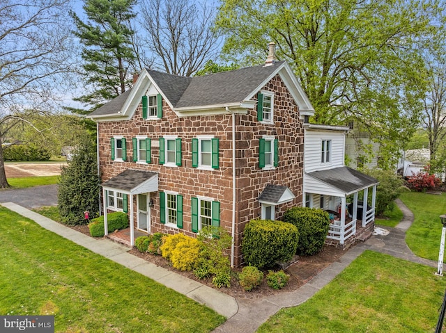 view of front facade featuring a porch and a front lawn