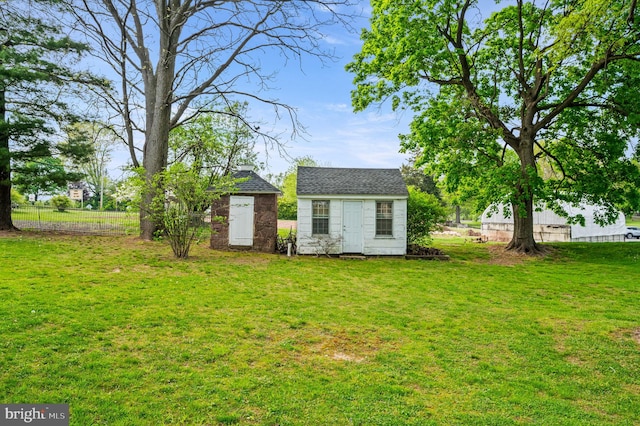 view of yard featuring an outbuilding