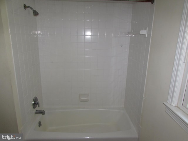 bathroom featuring tiled shower / bath