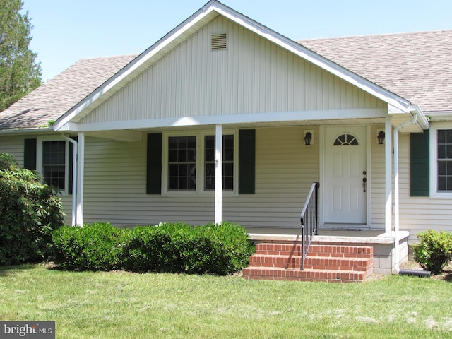 view of front facade with a front lawn