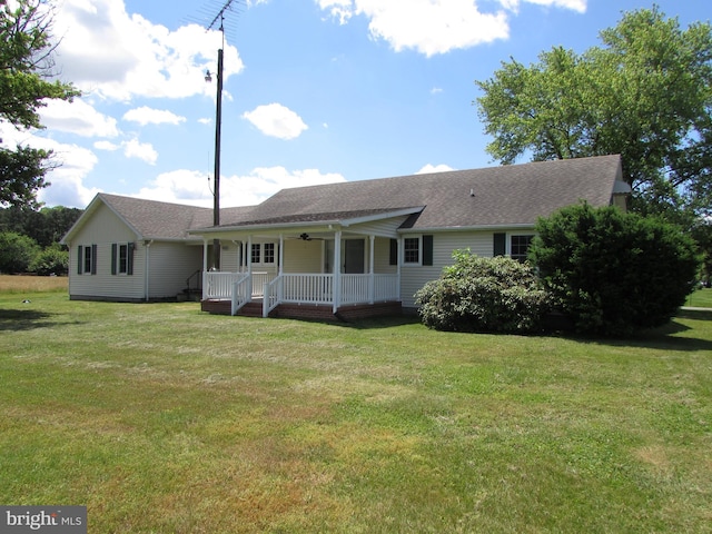 view of front of house with ceiling fan, a porch, and a front yard