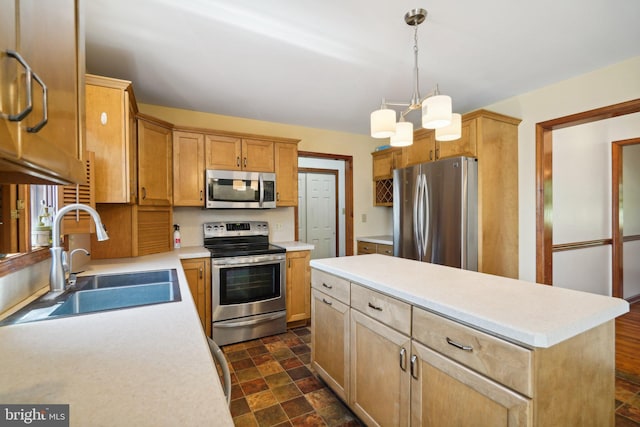 kitchen featuring sink, hanging light fixtures, stainless steel appliances, an inviting chandelier, and a kitchen island