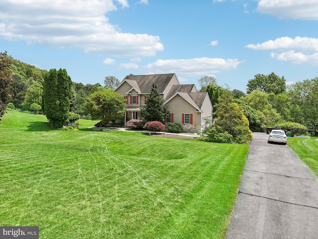 view of front facade featuring a front lawn