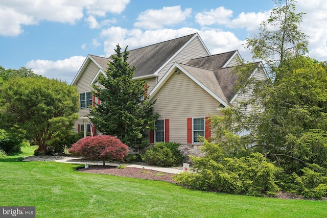 view of front of house with a front yard