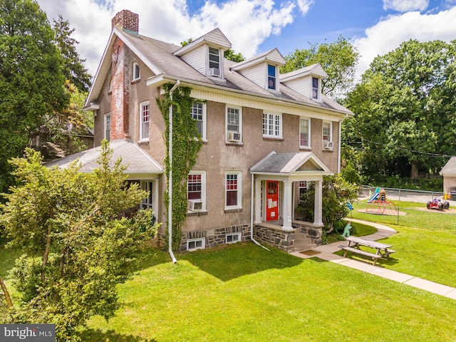 view of front facade featuring a front yard