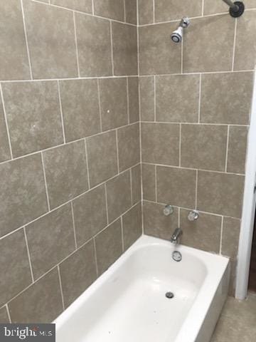 bathroom with tiled shower / bath