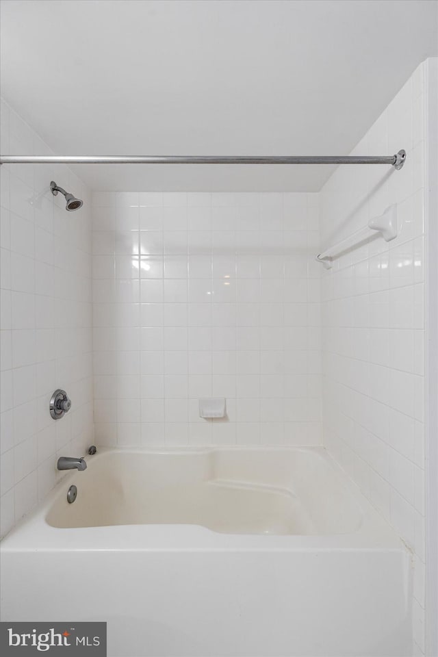 bathroom with tiled shower / bath combo