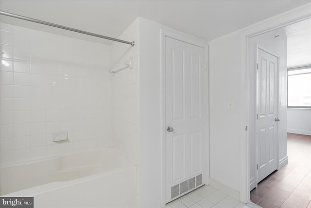 bathroom with tiled shower / bath combo