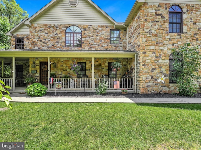 view of front facade featuring a front lawn and covered porch