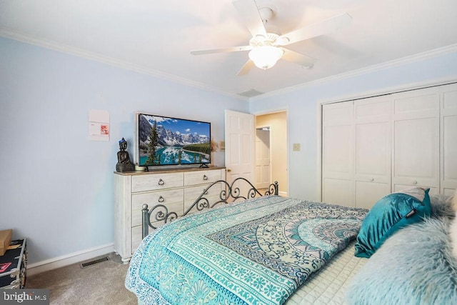 bedroom featuring carpet flooring, ceiling fan, ornamental molding, and a closet