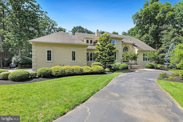 view of front of home with a front lawn