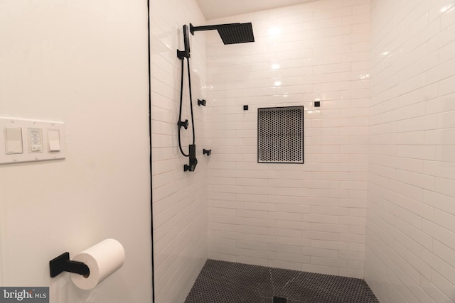 bathroom featuring tiled shower