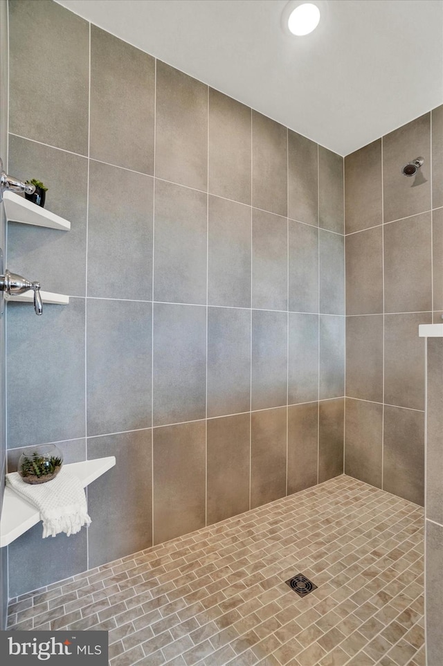 bathroom featuring a tile shower