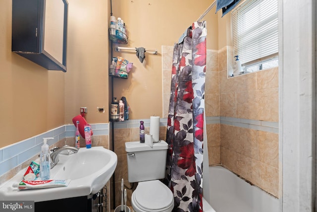 full bathroom featuring sink, toilet, and shower / bath combo