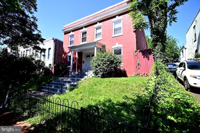 view of front facade featuring a front lawn