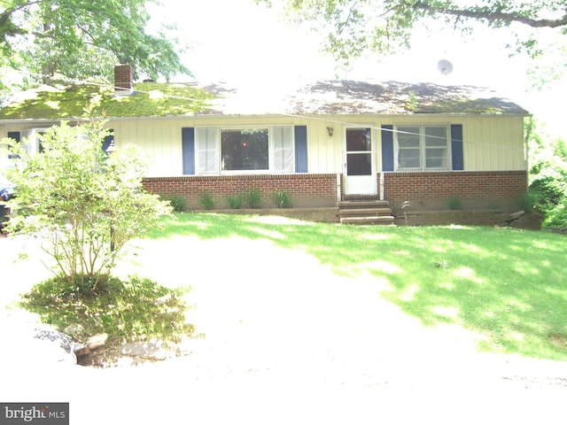 single story home with a front lawn