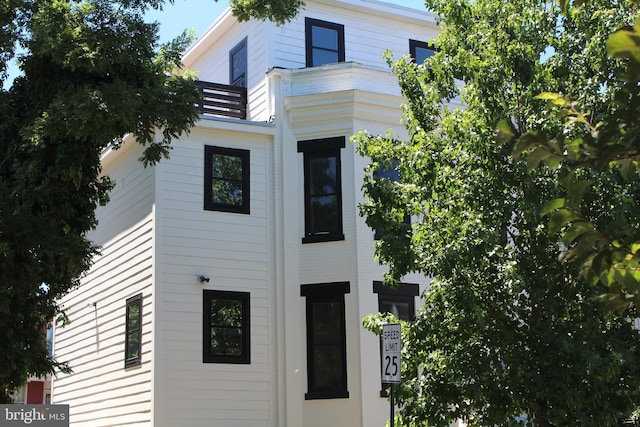 view of front of home featuring a balcony