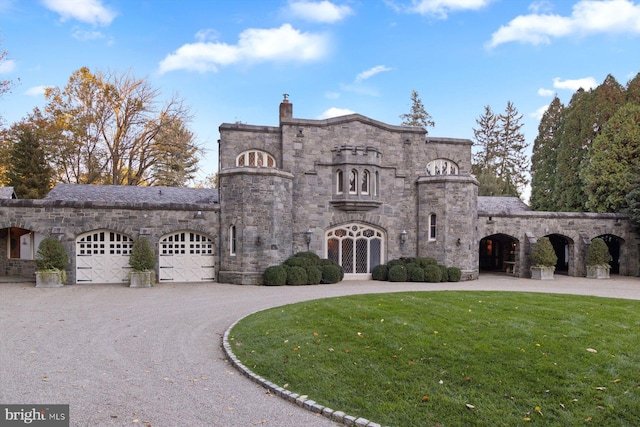 view of front of house featuring a front lawn