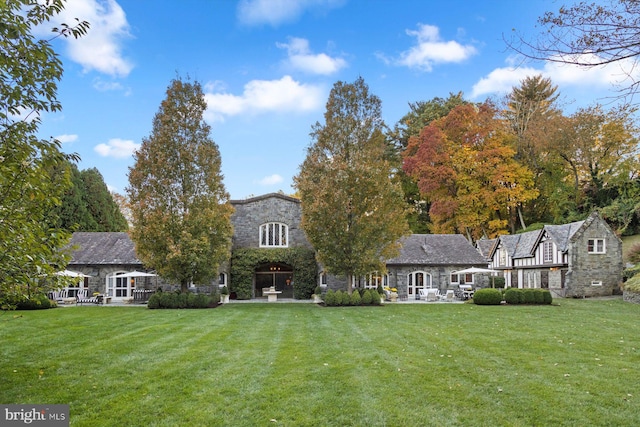 view of front of home featuring a front yard