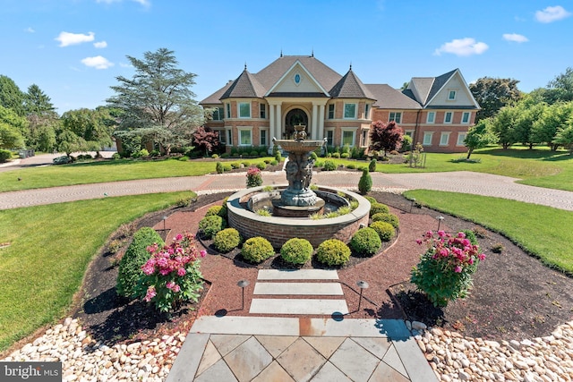 view of front facade featuring a front lawn