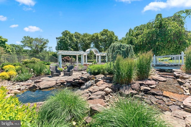 view of yard featuring a pergola