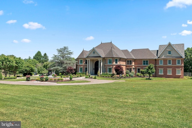 view of front of home featuring a front lawn