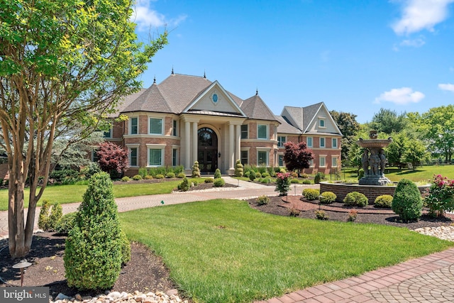 view of front of home featuring a front yard