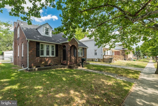 view of front of property with a front yard