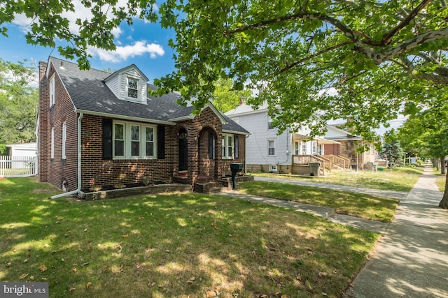 view of front facade with a front yard