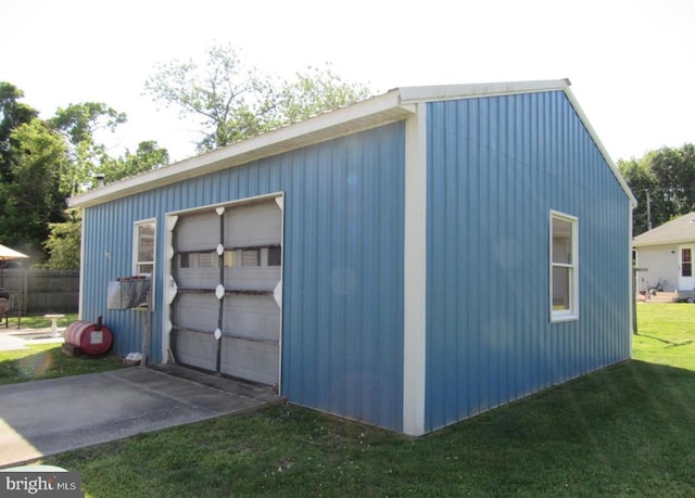 view of outdoor structure featuring a garage and a yard