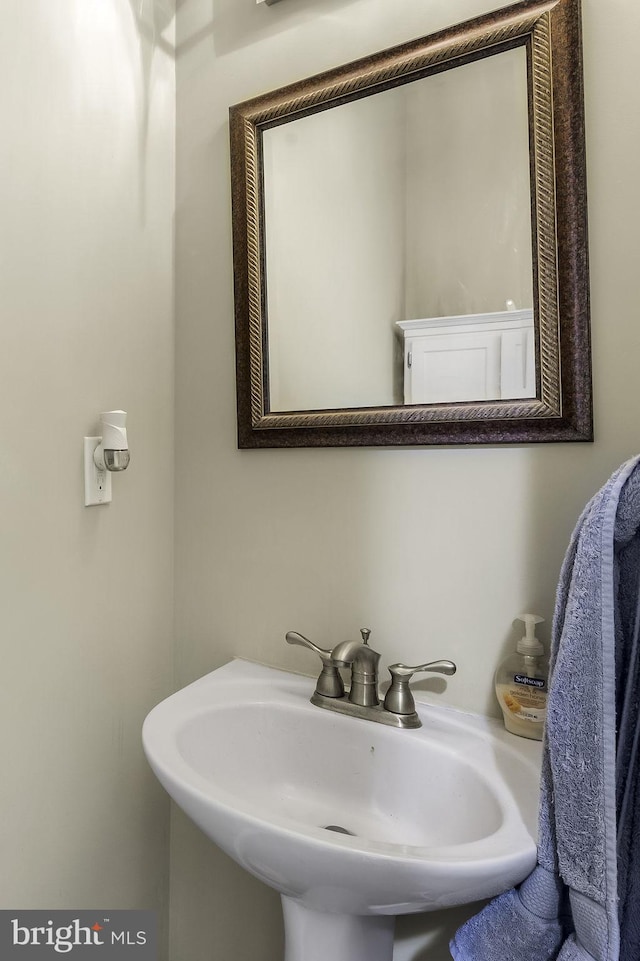 bathroom featuring sink