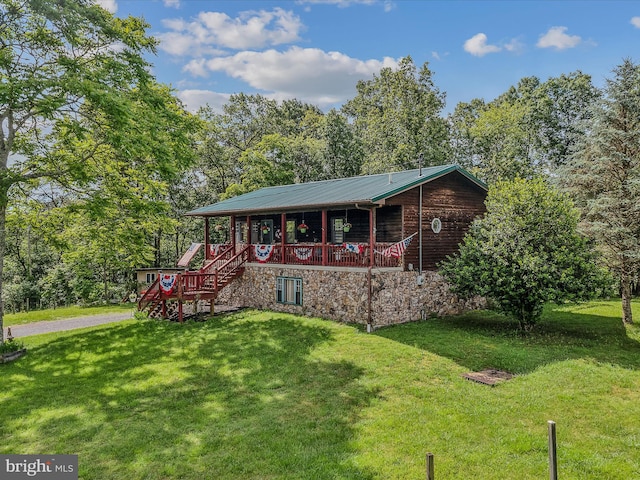 view of front of house featuring a front lawn