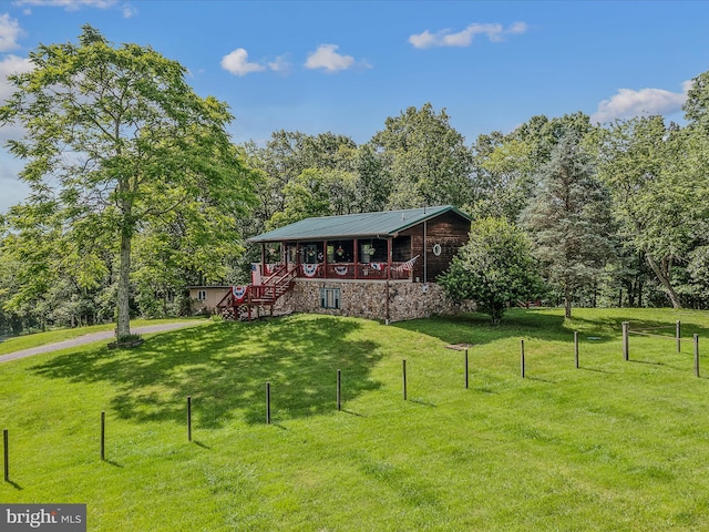 view of front of property featuring a front lawn