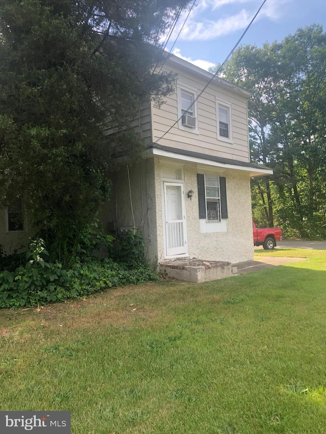 view of front facade featuring a front lawn