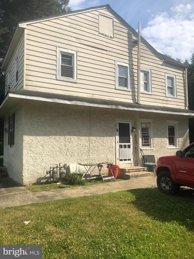 view of front facade featuring a front lawn