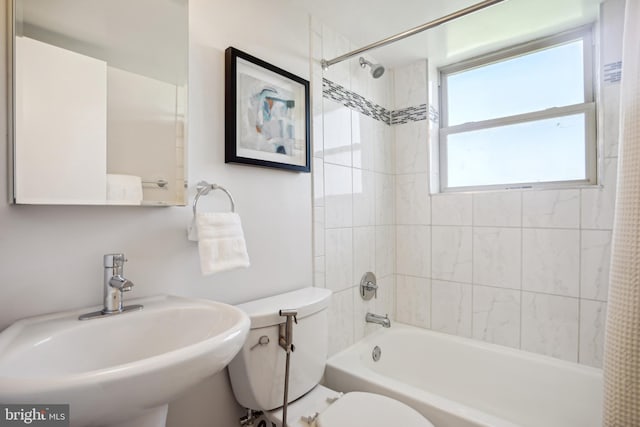 full bathroom featuring toilet, sink, and shower / tub combo