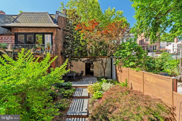 view of yard featuring a patio area