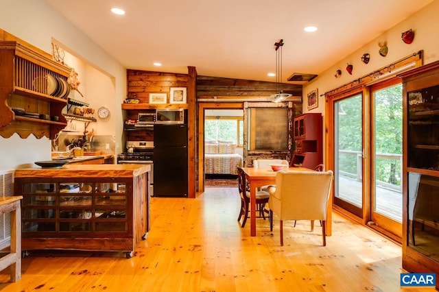 interior space with light wood-style floors, stainless steel appliances, decorative light fixtures, and recessed lighting