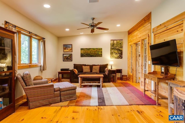 living area with baseboards, a ceiling fan, hardwood / wood-style floors, and recessed lighting