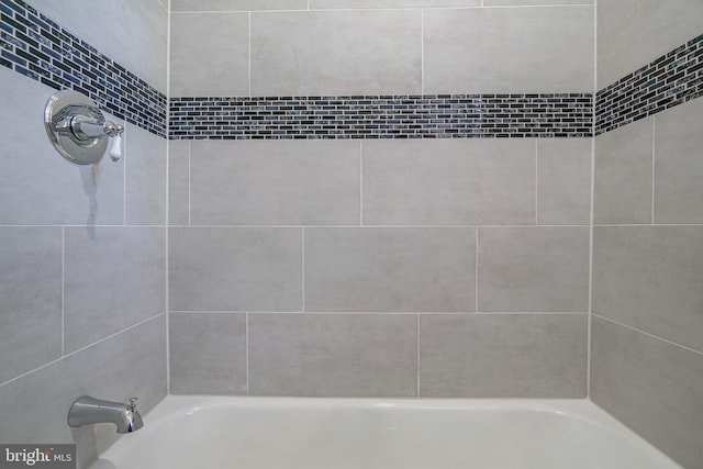 bathroom featuring tiled shower / bath