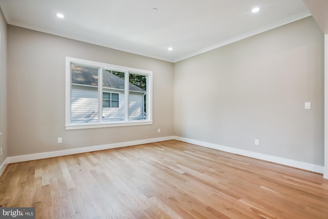 empty room with light wood-type flooring, recessed lighting, baseboards, and ornamental molding