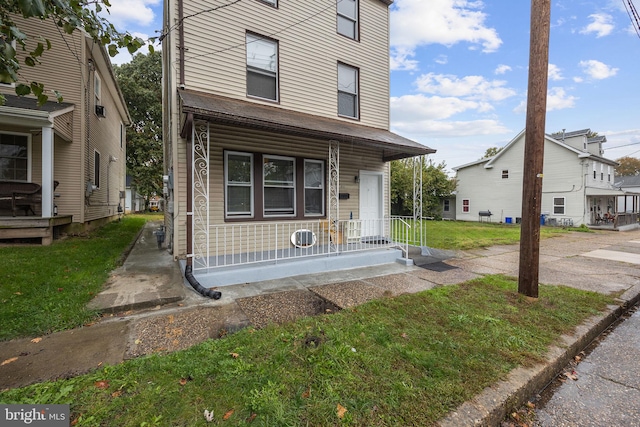 view of front of home with a front yard