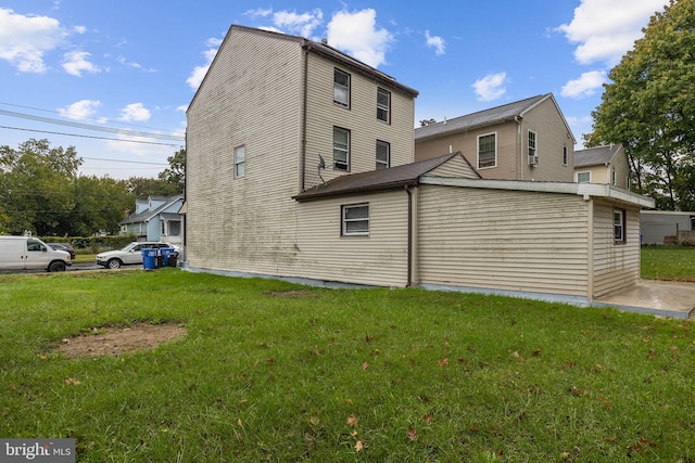 view of side of property featuring a lawn