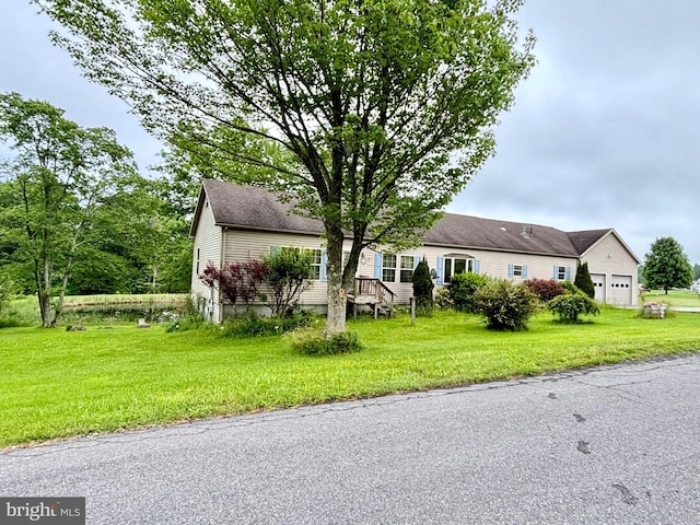 view of front facade with a front yard