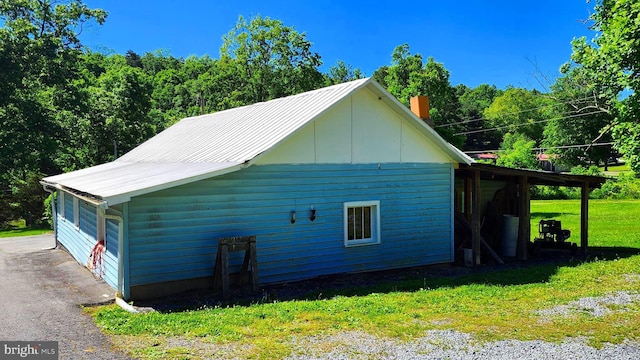 view of side of property featuring a lawn