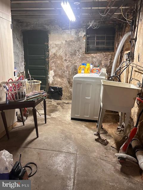 basement featuring independent washer and dryer