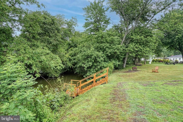 view of yard featuring a water view