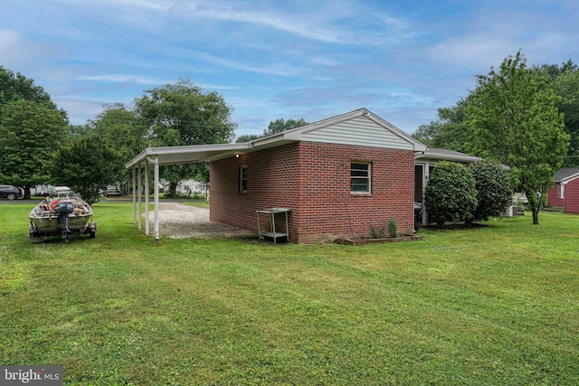 view of side of property featuring a carport and a lawn