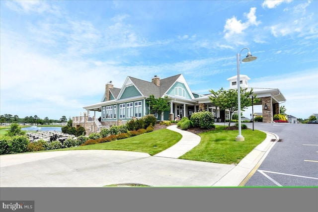 view of front of property featuring a front yard